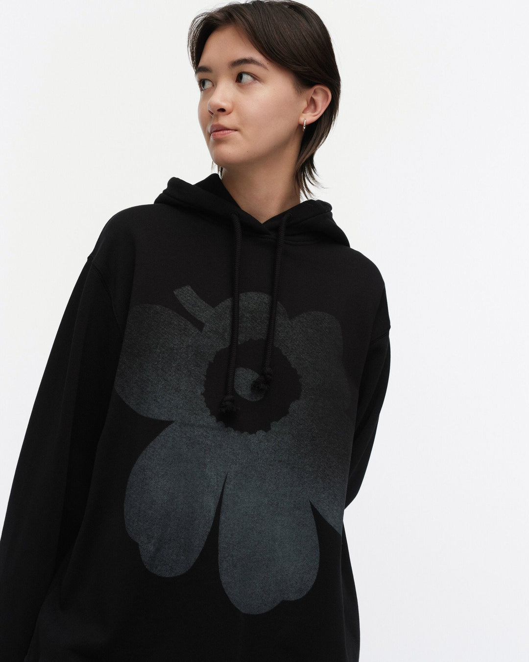 kioski teesi unikko placement hoodie - black