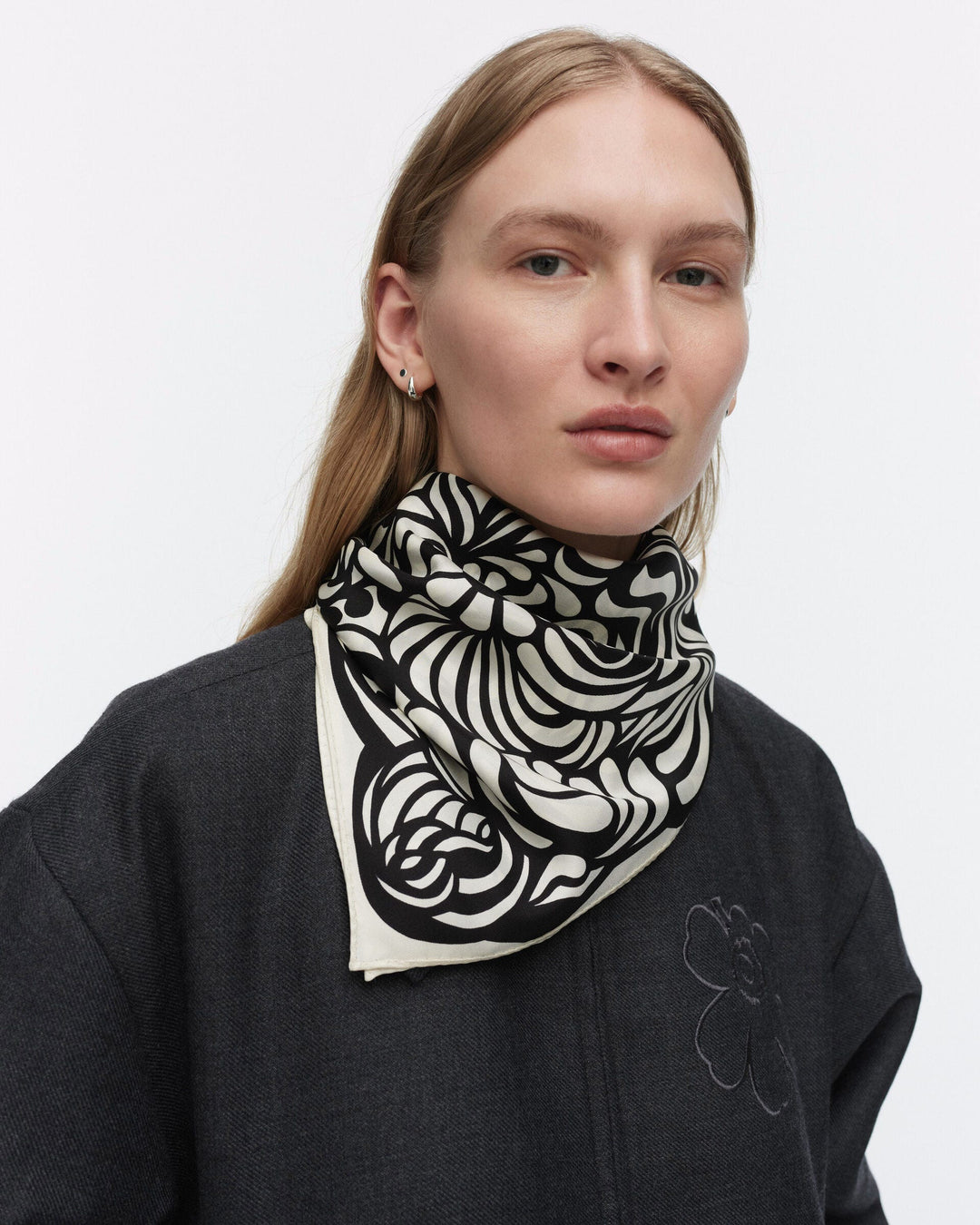 lauhtua sunnuntai silk scarf - black/white